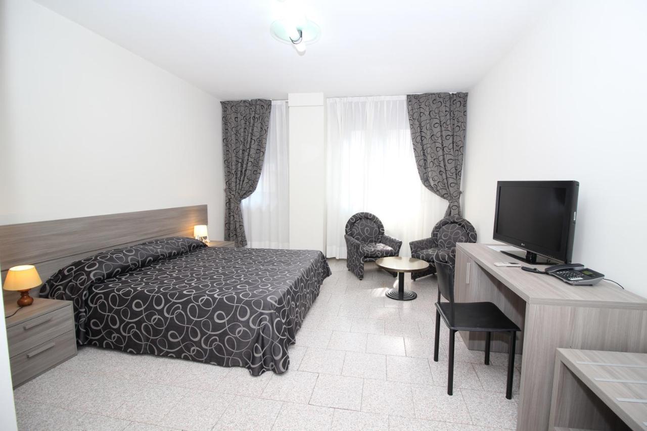 Hotel Croce Di Malta Novara Esterno foto
