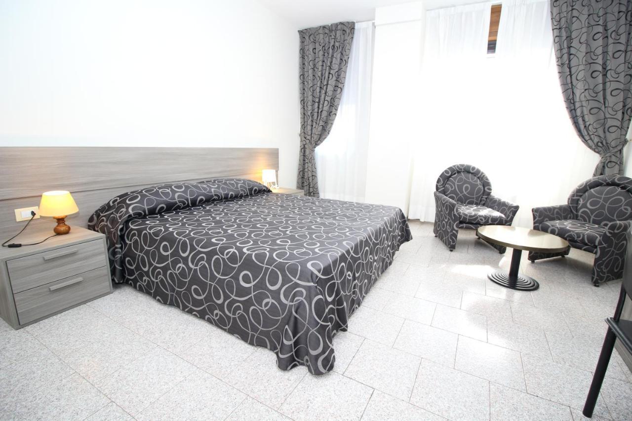 Hotel Croce Di Malta Novara Esterno foto
