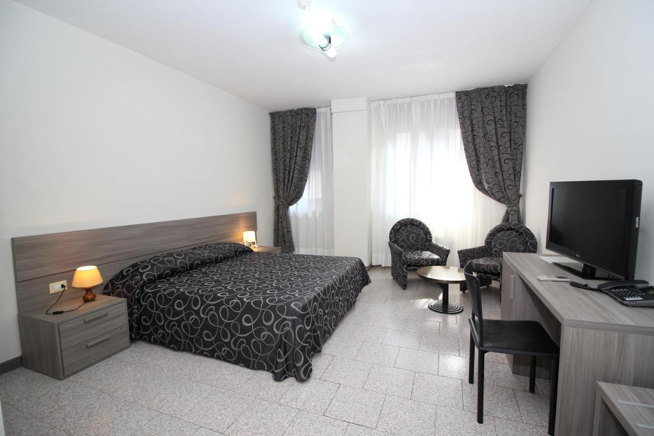 Hotel Croce Di Malta Novara Esterno foto