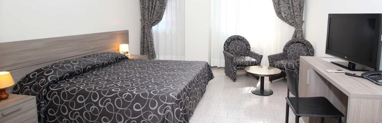Hotel Croce Di Malta Novara Esterno foto